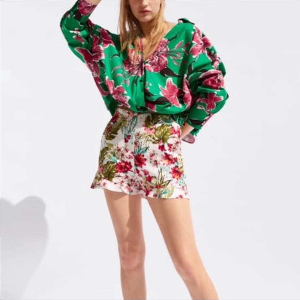 Zara Floral shorts 🌺 Small